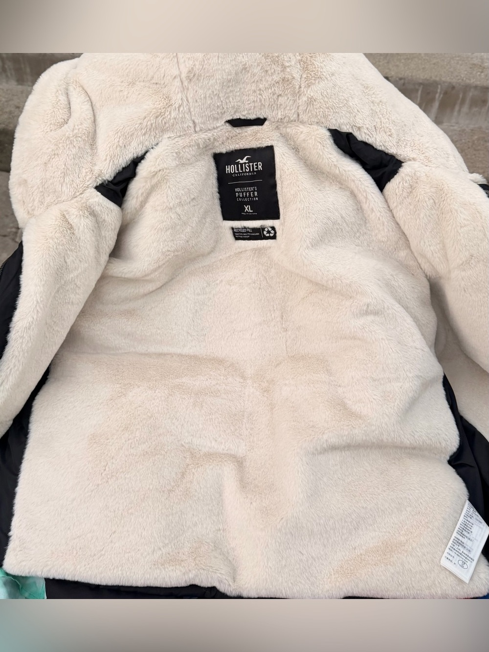Hollister Black Puffer Jacket with Cream Faux-Fur lining inside and on the Hood - Picture 8 of 10